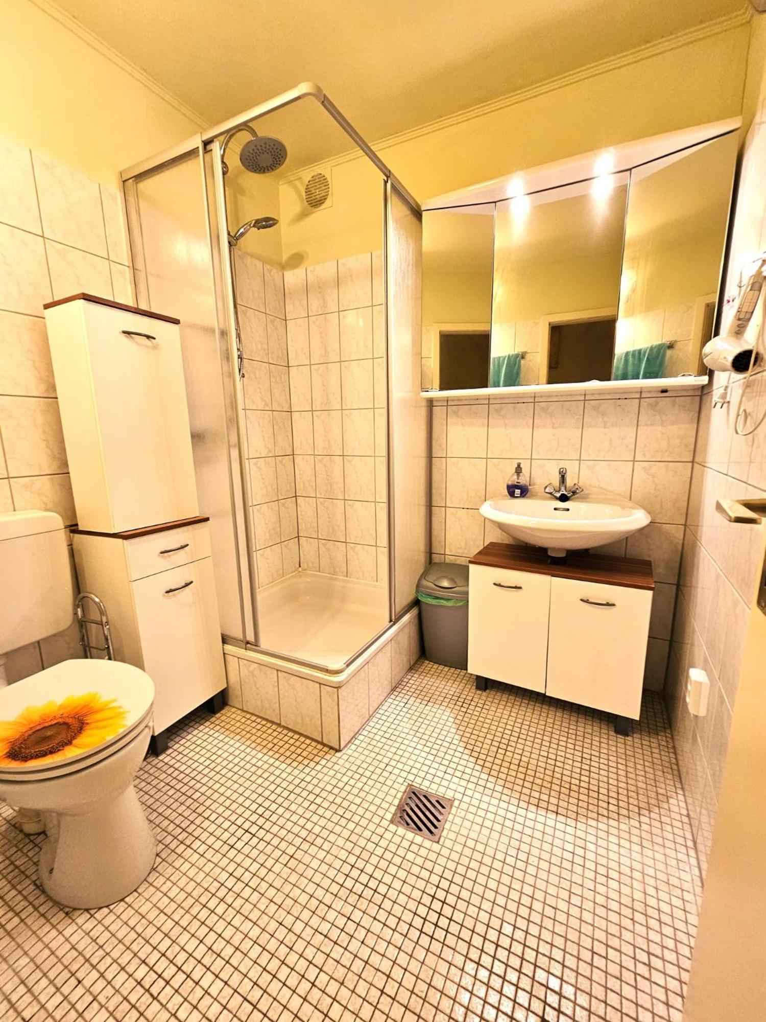 6 Pers Schwimmbad Sauna Ruheraum Freizeitabteilung Darts Tischtennis Fussball Terrasse Mit Riesem Garten Im Wald Nahe Stadmitte Und Bikepark Mit Fahrradlift Tennis Golfplatz Buchbarem Massages Im Wellnessresort Der Brabander Apartment *