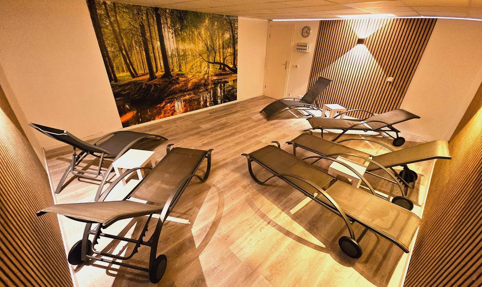6 Pers Schwimmbad Sauna Ruheraum Freizeitabteilung Darts Tischtennis Fussball Terrasse Mit Riesem Garten Im Wald Nahe Stadmitte Und Bikepark Mit Fahrradlift Tennis Golfplatz Buchbarem Massages Im Wellnessresort Der Brabander Winterberg