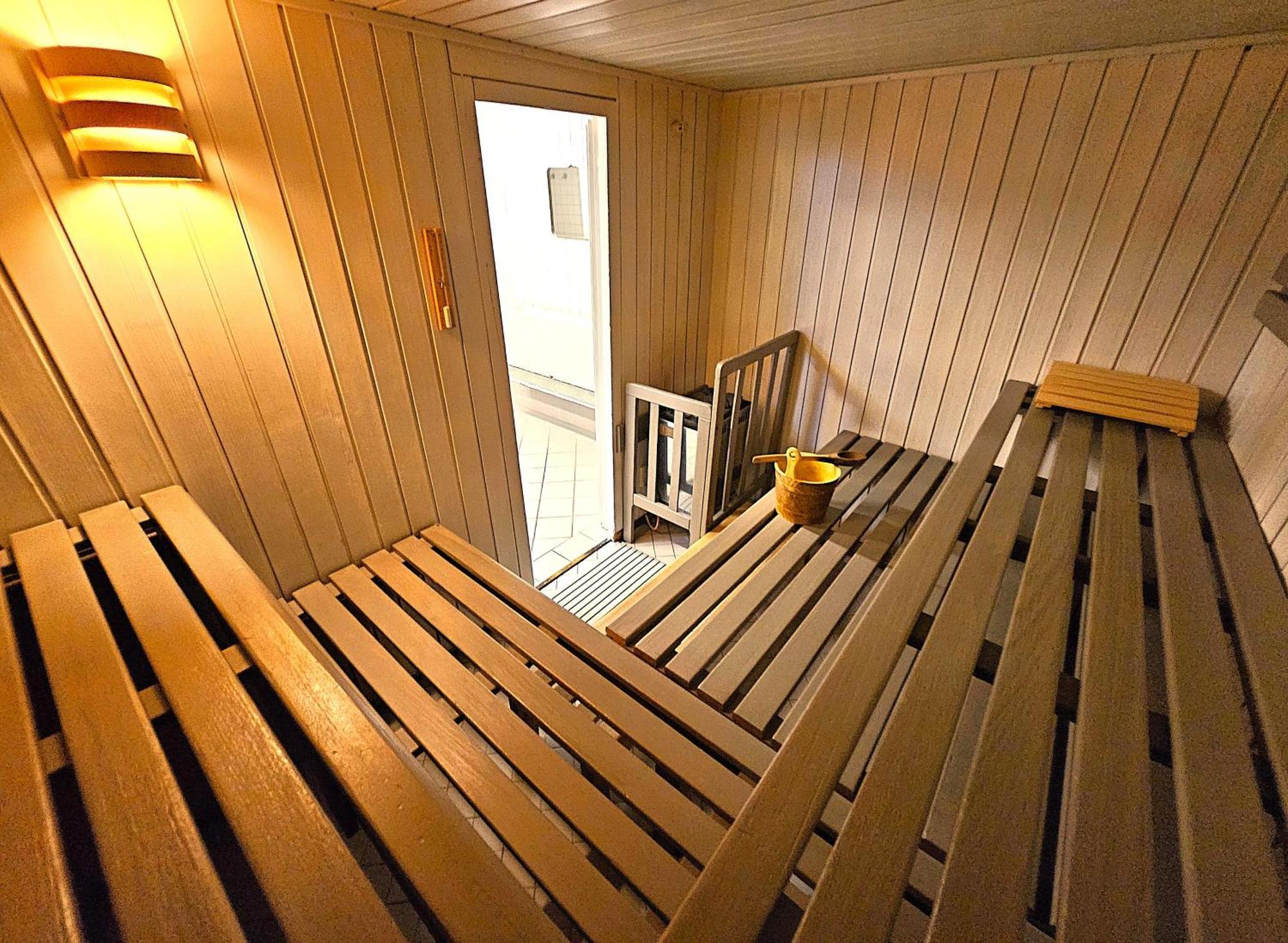 Apartment 6 Pers Schwimmbad Sauna Ruheraum Freizeitabteilung Darts Tischtennis Fussball Terrasse Mit Riesem Garten Im Wald Nahe Stadmitte Und Bikepark Mit Fahrradlift Tennis Golfplatz Buchbarem Massages Im Wellnessresort Der Brabander Winterberg