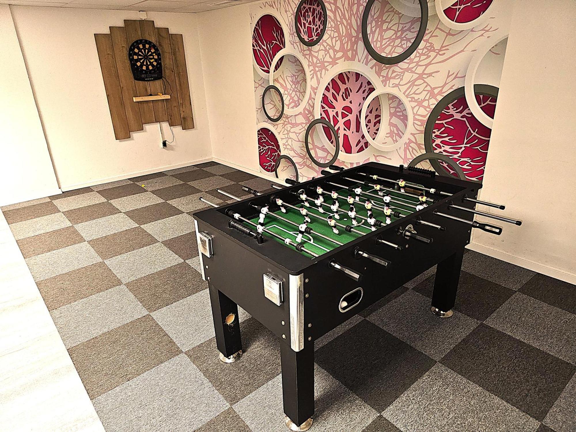 Apartment 6 Pers Schwimmbad Sauna Ruheraum Freizeitabteilung Darts Tischtennis Fussball Terrasse Mit Riesem Garten Im Wald Nahe Stadmitte Und Bikepark Mit Fahrradlift Tennis Golfplatz Buchbarem Massages Im Wellnessresort Der Brabander *